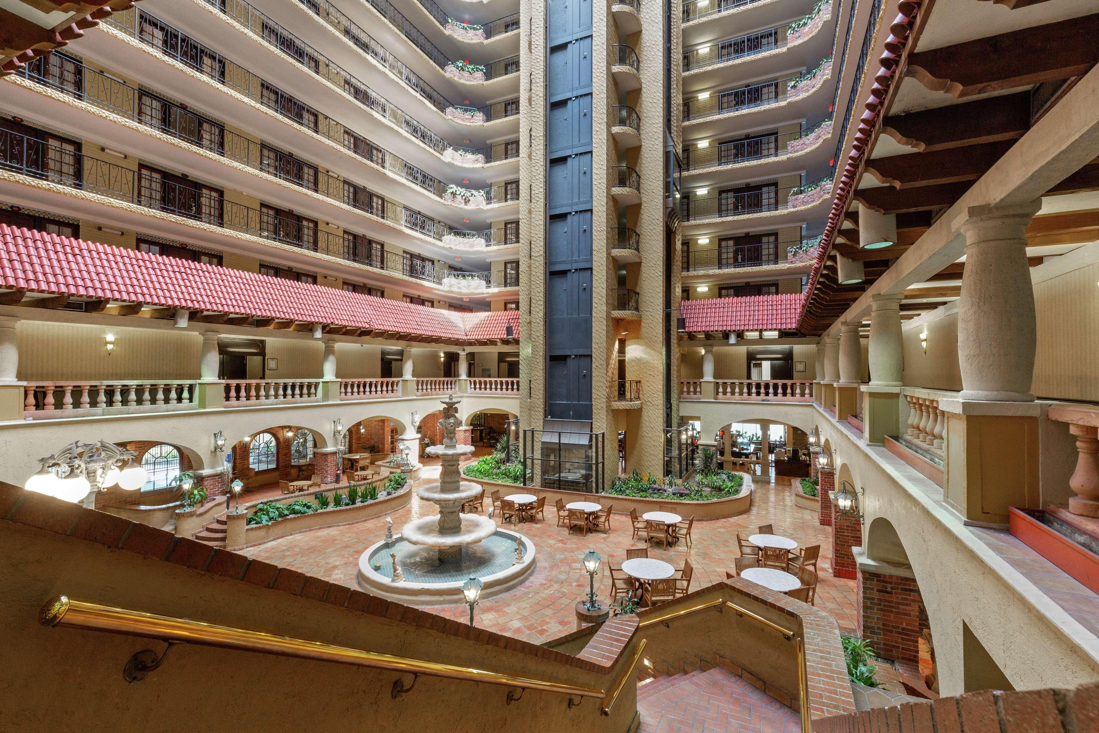Embassy Suites By Hilton Kansas City Plaza Екстер'єр фото