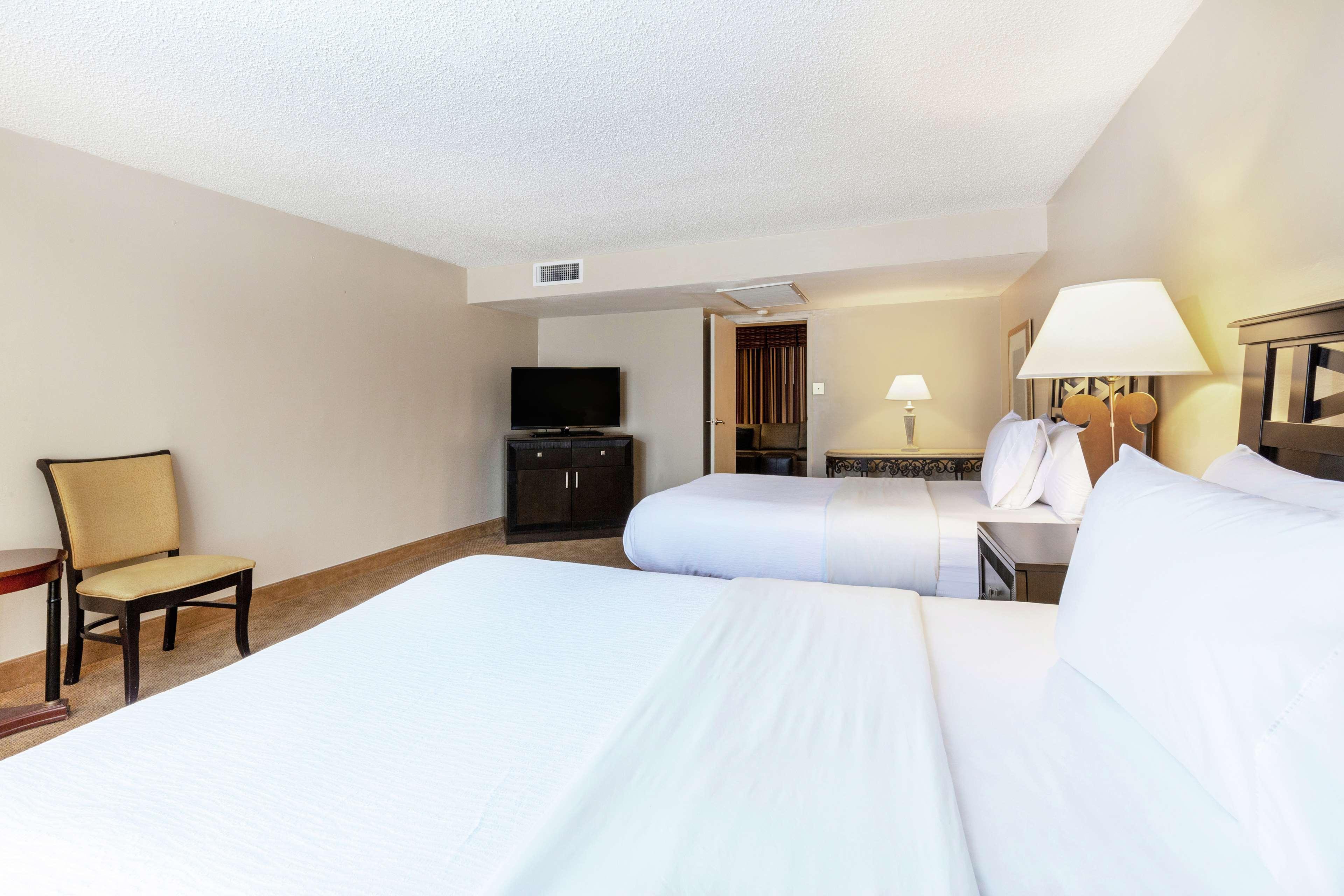 Embassy Suites By Hilton Kansas City Plaza Екстер'єр фото