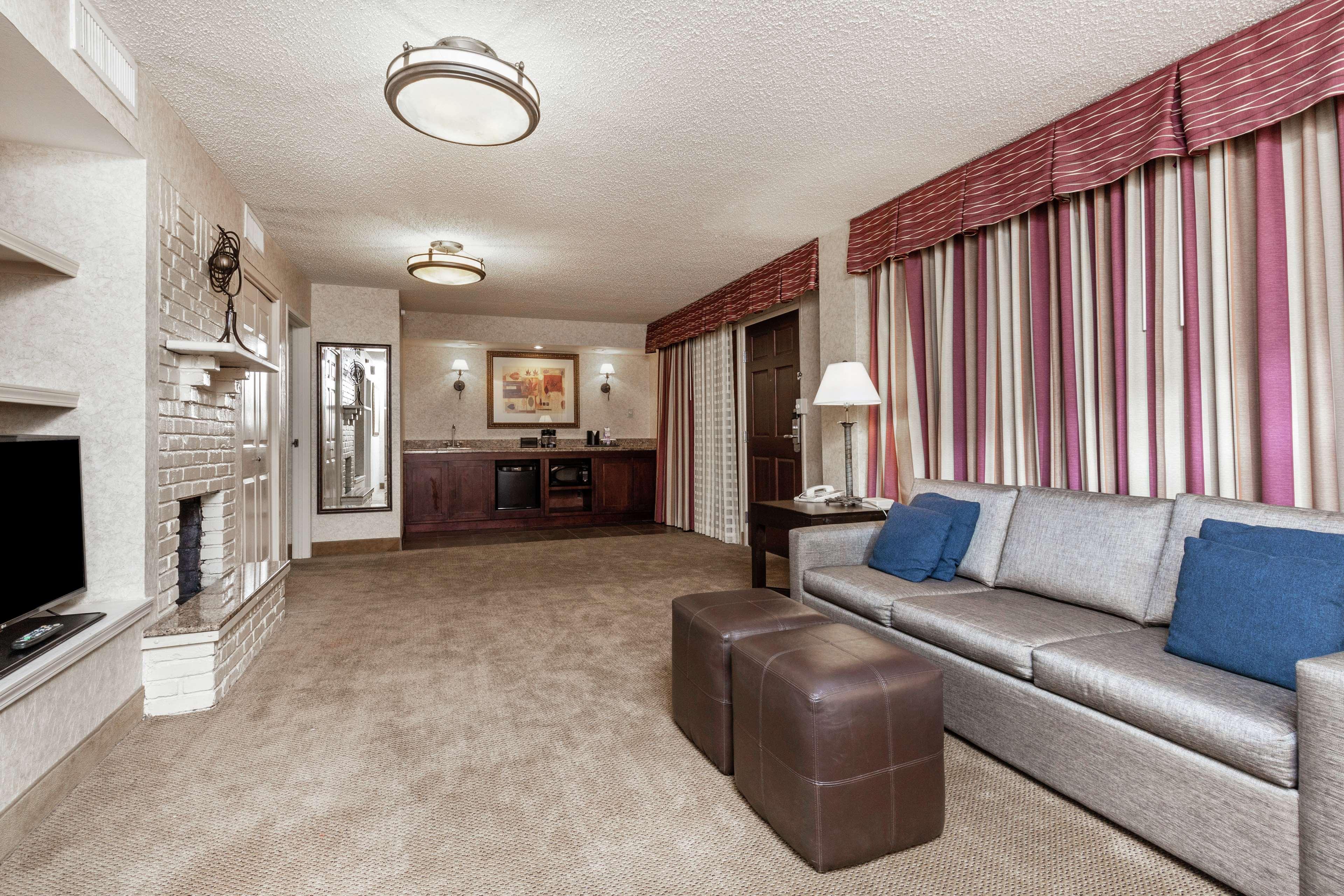 Embassy Suites By Hilton Kansas City Plaza Екстер'єр фото