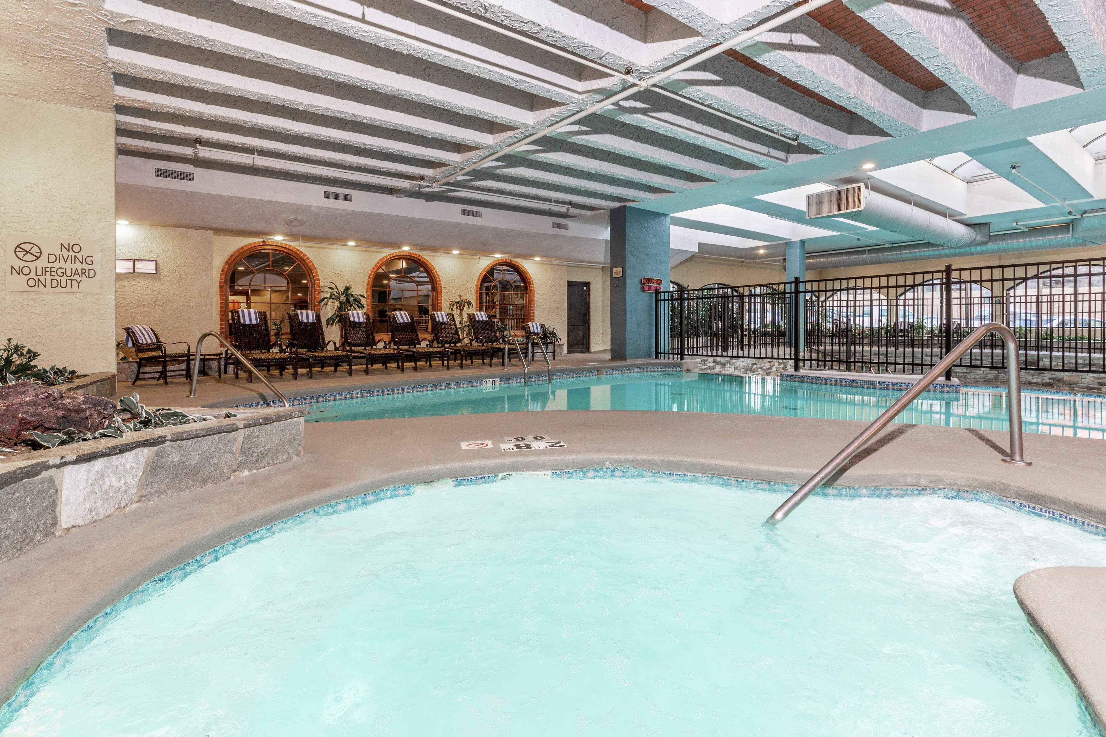 Embassy Suites By Hilton Kansas City Plaza Екстер'єр фото