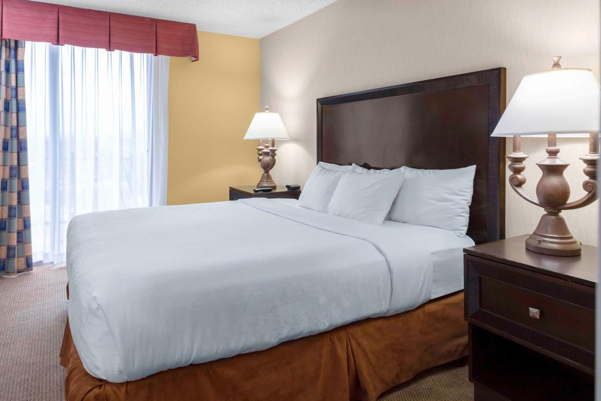 Embassy Suites By Hilton Kansas City Plaza Екстер'єр фото