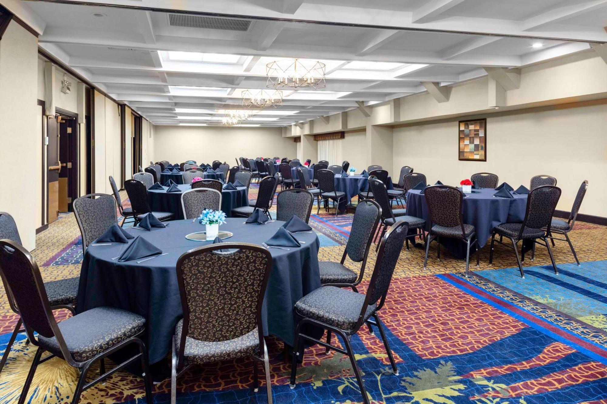 Embassy Suites By Hilton Kansas City Plaza Екстер'єр фото