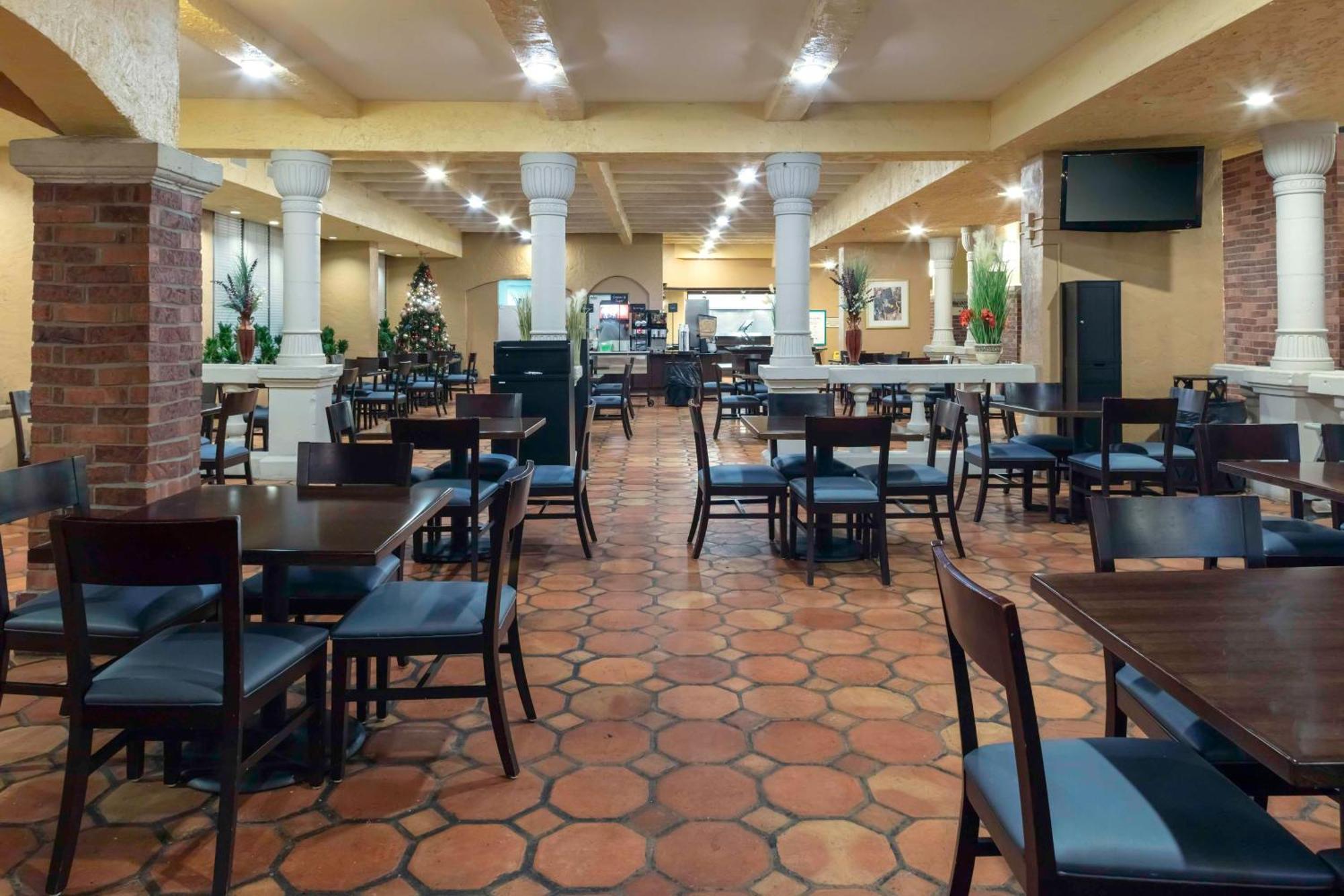 Embassy Suites By Hilton Kansas City Plaza Екстер'єр фото
